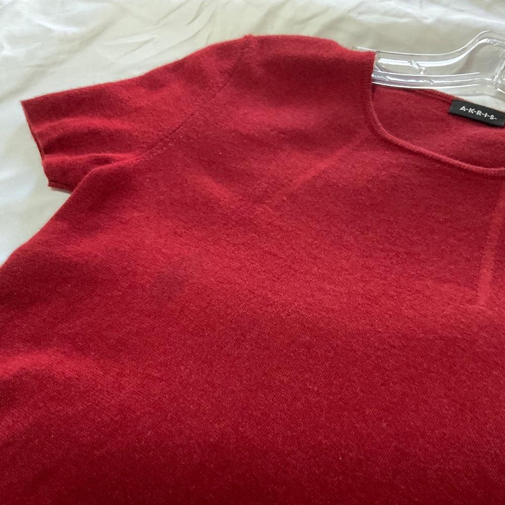 AKRIS Cashmere and silk short sleeve sweater.